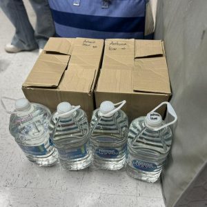 bfd24378-a17a-4b55-9202-59471b0ab1c3 bidones de agua